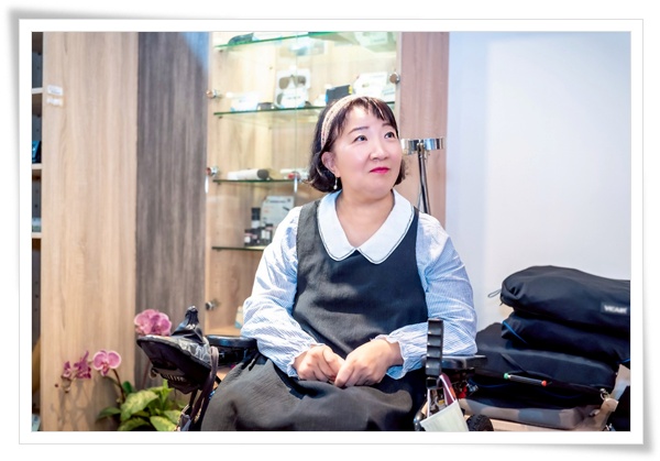 今年68歲的惠芬阿姨,有了輪椅代步後,開心的重啟第二人生。