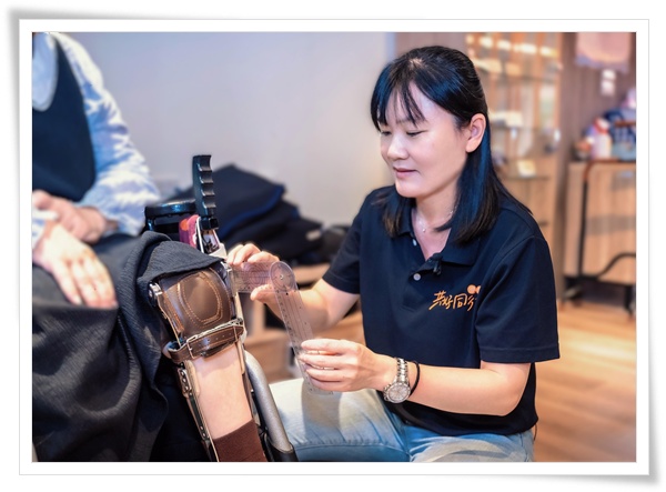 物理治療師鍾宜芳,利用量角器測量服務使用者的關節活動範圍。