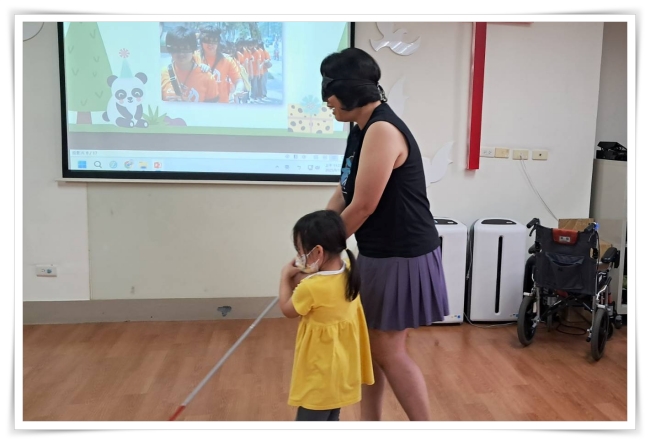 孩子帶領矇眼的家長行走,瞭解如何幫助視障者