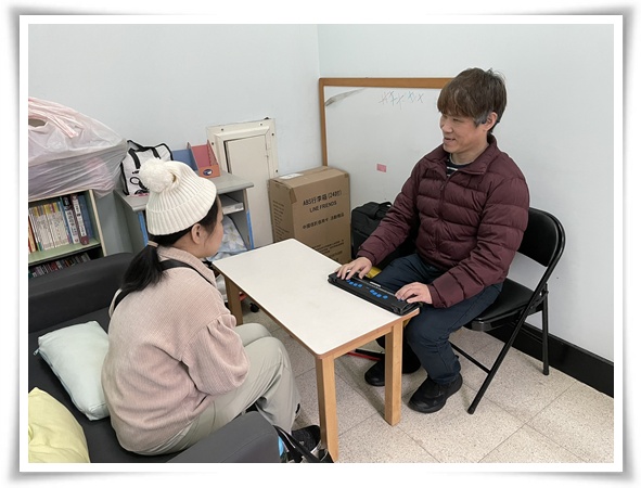 視障者小誼（左）接受新北市樂明身心障礙者服務中心服務。
