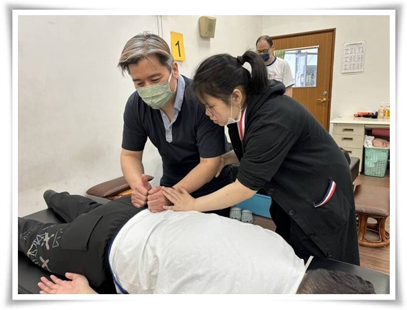 視障者小誼（右）積極參與按摩職訓課程，對未來生活充滿信心。