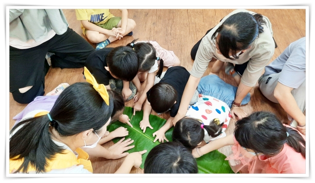 用手觸摸香蕉葉,認識在地特產