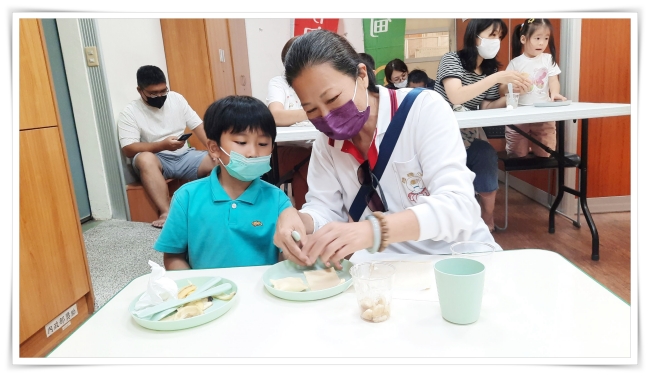 親子一起製作香蕉派,增進情感