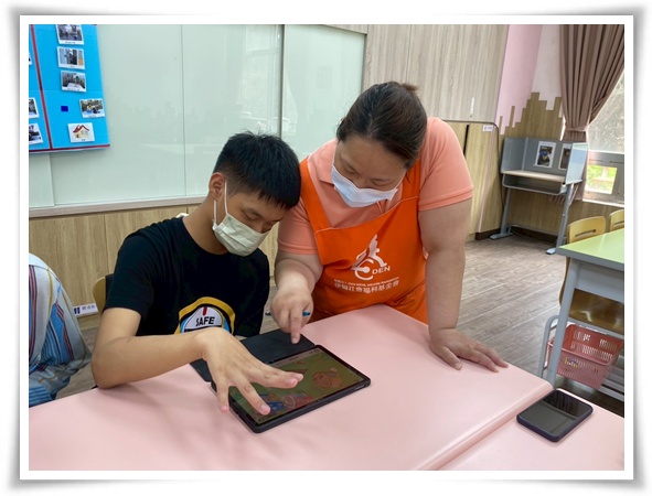 在伊甸社工的協助下,阿晨漸漸願意用手勢與平板與他人溝通,並表達需求