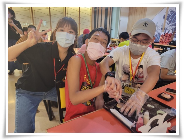 中心\每年辦理親子旅遊,增進個案家庭凝聚力,舒緩照顧者壓力,也讓家屬們藉機交流