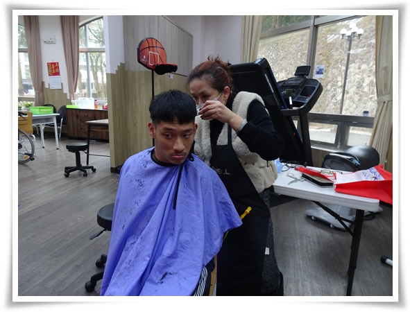 在義剪時，讓學員練習表達自己想要的髮型。