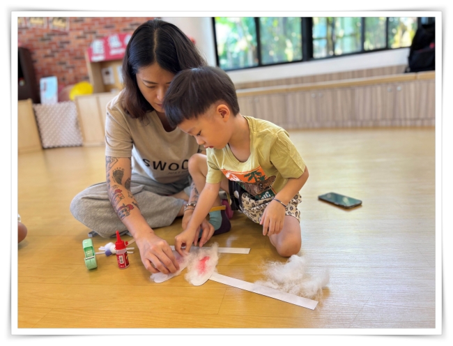 親子一起發揮創意，完成兔耳朵設計