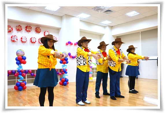 為鼓勵哲哲參與團體活動，增進社會參與，父母都全程參與陪伴。