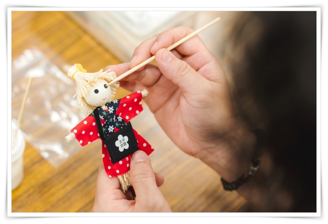 大家製作專屬女路活動的玉米娃娃