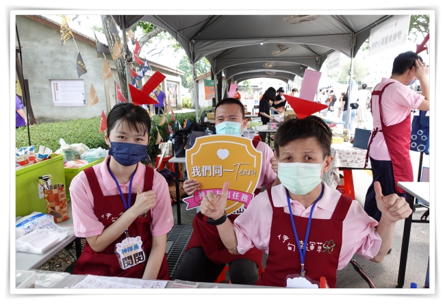 伊甸幸運草小作所學員合力出任務,帶領大小朋友一起完成艾草條手作