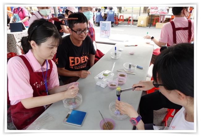 身障學員小泯(左一)擔任「DIY神隊長」,親自示範並耐心教學艾草條小撇步。