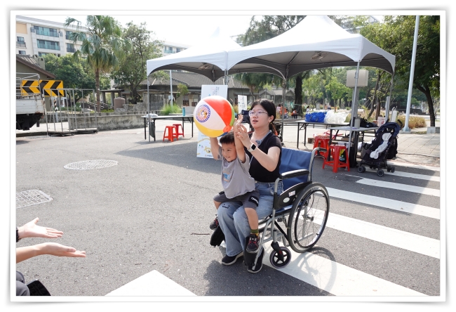 民眾乘坐輪椅打排球,體驗下肢不便的身心障礙朋友