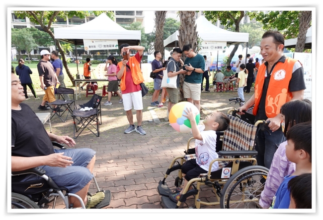 現場有障礙體驗活動，讓民眾能換位思考、切身感受