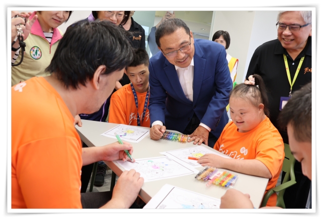 新北市長侯友宜、伊甸董事長陳宇昭，與障礙朋友熱情互動