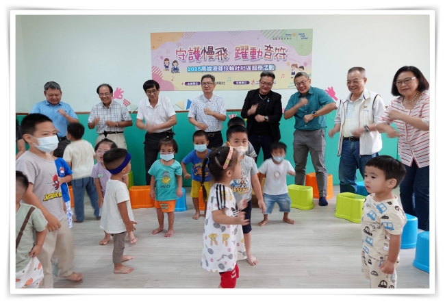 在音樂的引導下，慢飛天使隨著各種音樂自由起舞，樂在其中。