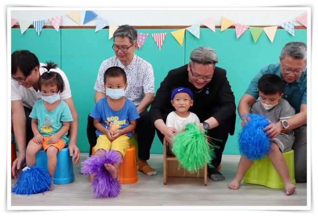 阿加(右二小朋友)跟隨音樂節奏來擺動身體，臉上綻放出愉悅的笑容。