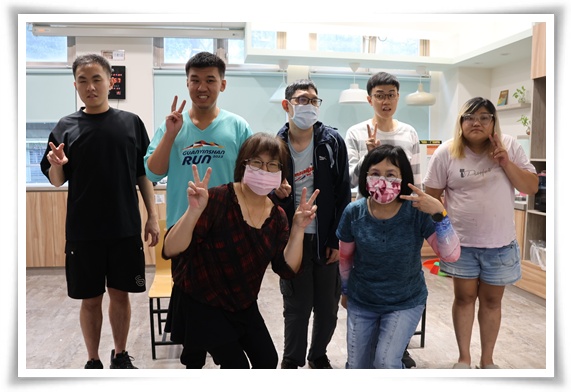 伊甸服務對象剪髮後展現自信美，開心與志工合影