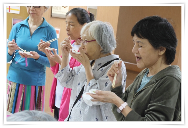 老人住宅的長輩們受邀試吃
