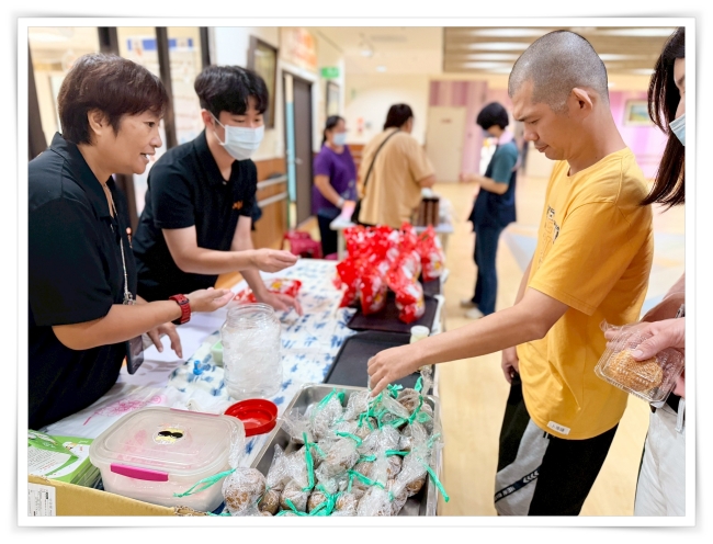 身障學員參與市集活動，邀請民眾支持