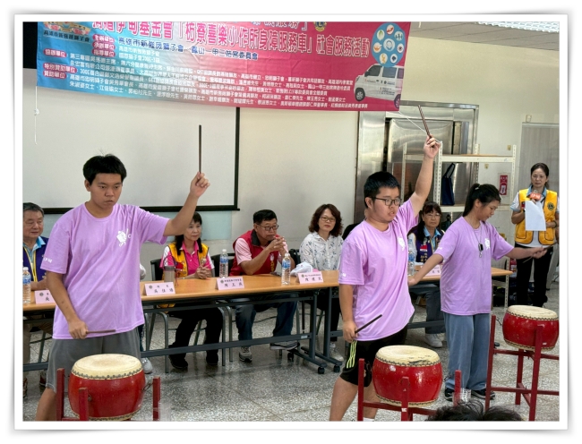 小作所學員在活動中,用熱情太鼓表演,歡迎到訪貴賓