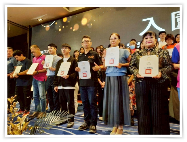 胡偉晟領取入圍證書