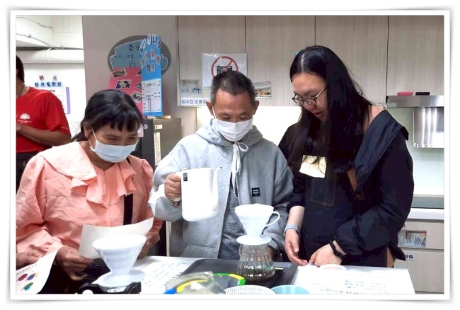 大家一起製作手沖咖啡