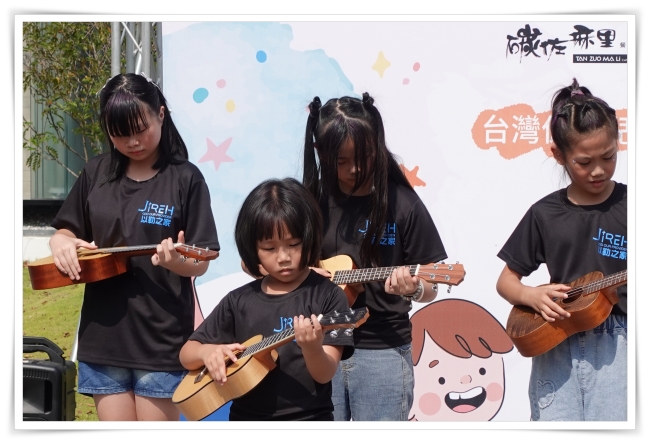 今天是佳佳(中間短髮)第一次在外登台演出練習許久的烏克麗麗