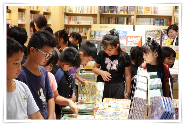 孩子們來到「誠品生活台南」，翻閱繪本、感受書香的溫度。