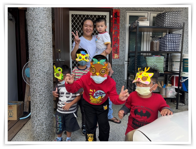 幼童開心與家長合照