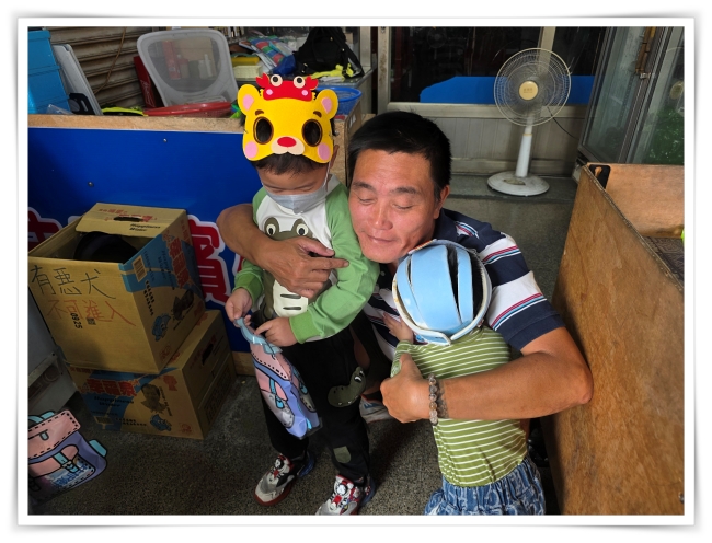 家長感動擁抱幼童