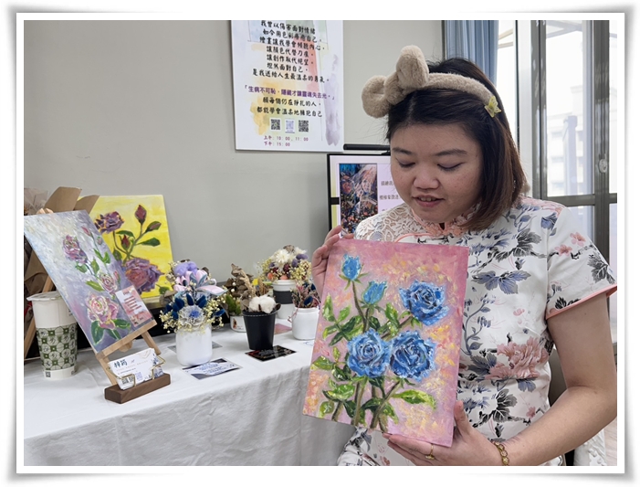 欣躍會所的會員梓筠熱愛藝術創作，在漫長崎嶇的康復路上，她以舉辦畫展為目標，堅定地努力邁進。