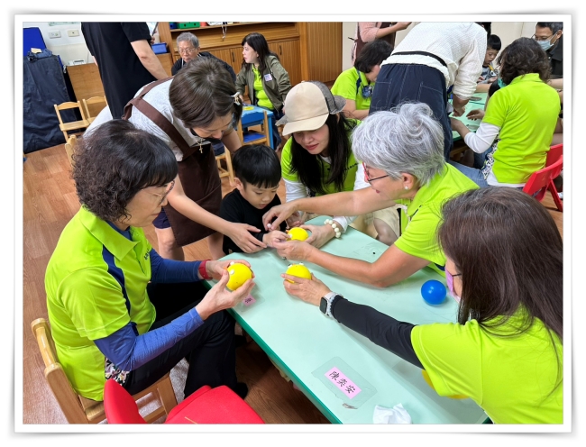 扶輪社友們今日化身志工身份,和慢飛天使大手牽小手,陪伴孩子們在創意黏土課發揮巧思,創作可愛的存錢筒。