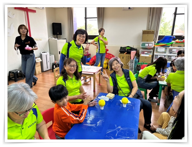 扶輪社友們今日化身志工身份,和慢飛天使大手牽小手,陪伴孩子們在創意黏土課發揮巧思,創作可愛的存錢筒。
