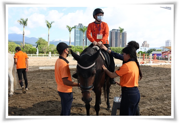漢諾威馬術俱樂部的教練們專業且細心，讓學員們安體驗騎乘樂趣。