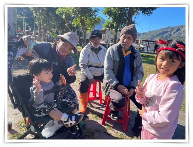 沿途分送糖果,和民眾溫馨互動