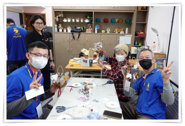 豪棋建設總經理林慶輝(右)陪同長輩動手創作聖誕花圈，現場洋溢溫馨氛圍