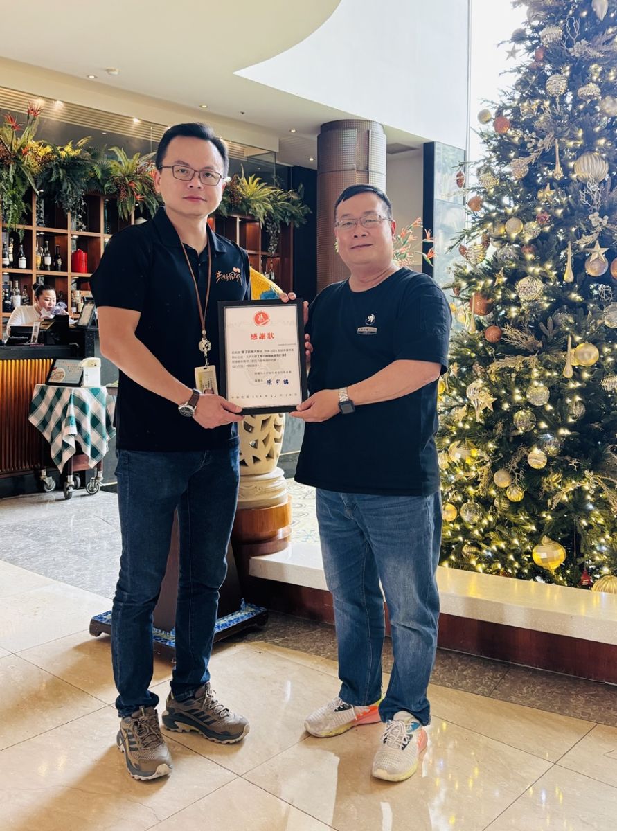 墾丁凱撒大飯店唐興宇經理，代表接受伊甸基金會頒贈感謝狀。