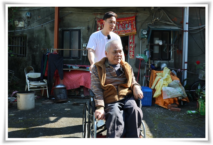 無尊推著潘伯伯到戶外曬太陽，完成70歲的生日願望