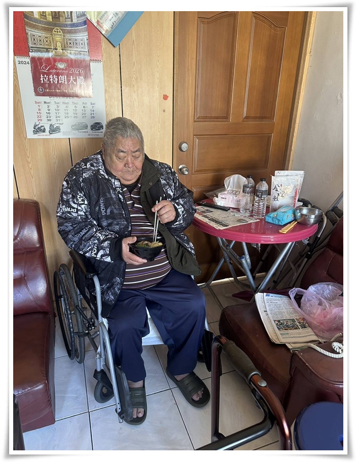 小發阿公沒有來機構上課,社工帶著飯菜到家探視關心。