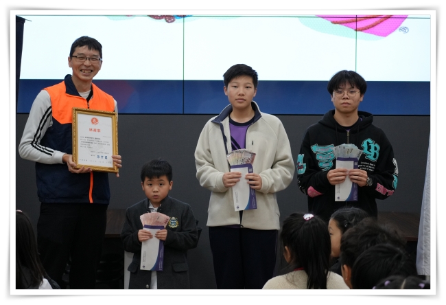 學生捐出二手商品，進行愛心義賣活動，支持伊甸