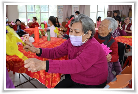 73歲的趙阿姨去年兒子過世後自我封閉，今年參加愛圍爐，熱鬧溫馨的氣氛，讓她露出久違的笑臉。