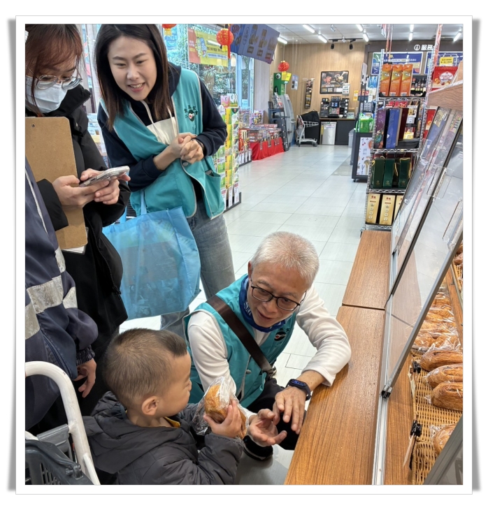仁愛基金會親自陪伴小玲一家採買