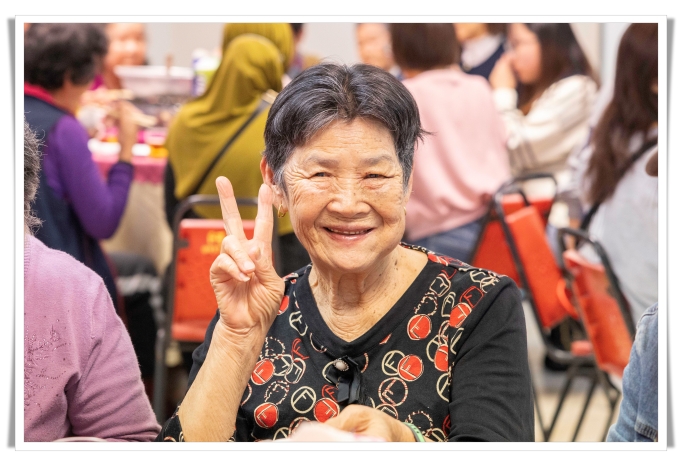 麗玉阿嬤開心參加愛圍爐