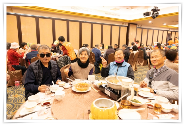 白有東(左一)與太太一同出席圍爐