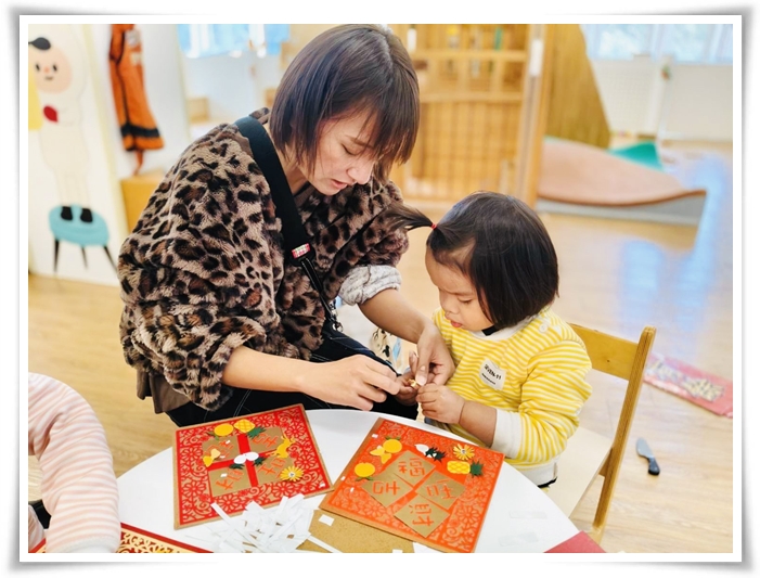 伊甸邀請親子一同進行春節吊飾創作活動。