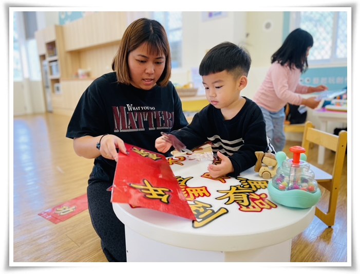 3歲的小志(右)，經過早療後，口語能力有明顯進步。