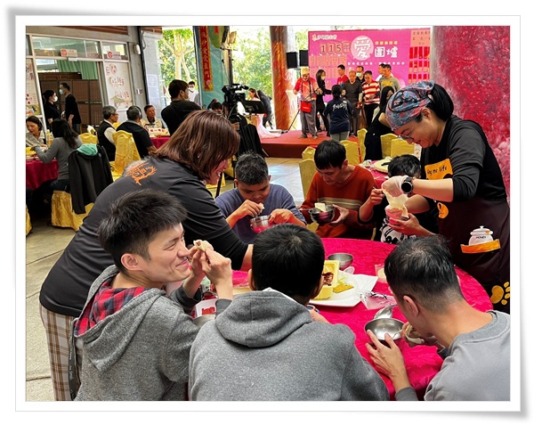 在伊甸工作人員與志工的協助下,每位服務對象都吃的開心又滿足。