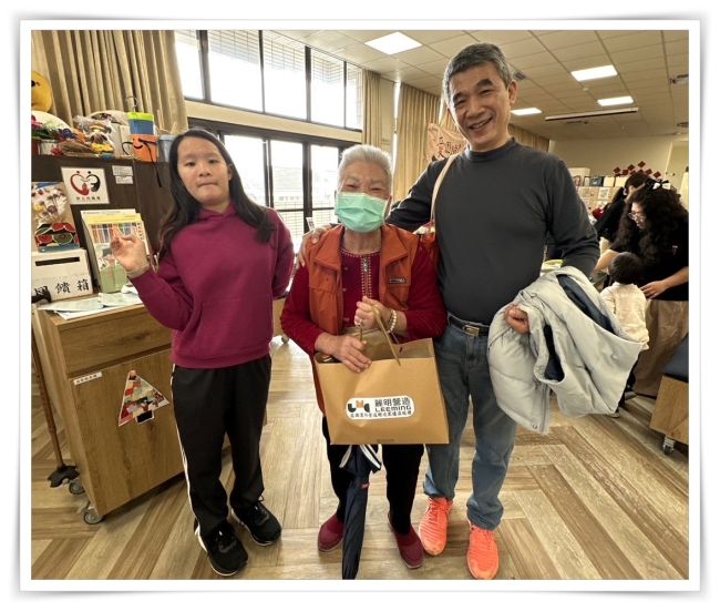 麗明營造特別準備伴手禮，送到每位長輩手中