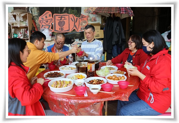 在伊甸新北居家式長照機構夥伴的陪伴下，久違的熱鬧溫暖了一家人的心。
