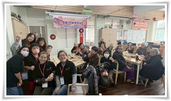 大家圍坐一起共享團圓佳餚，在歡笑與祝福聲中迎接嶄新的一年。